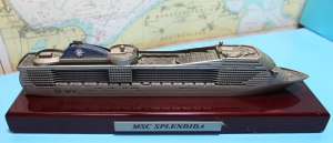 Kreuzfahrtschiff "MSC Splendida" Fantasia-Klasse defekt (1 St.) PA 2009 in 1:1400
